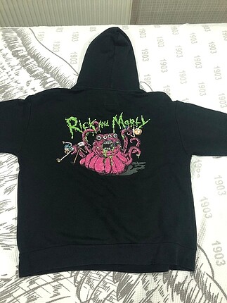 Bershka Rick and Morty sweatshirt