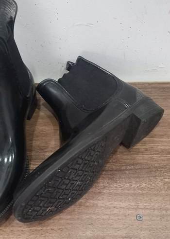 Siyah Kauçuk Kadın Botları Tokalı - Görsel 2