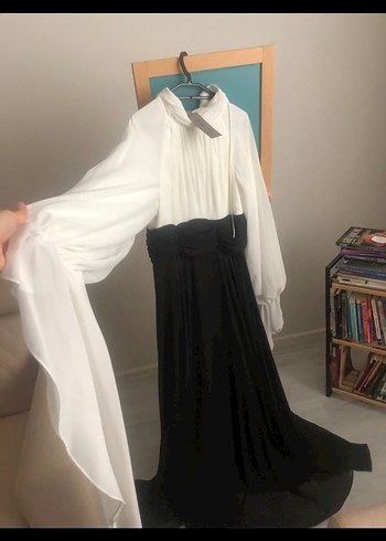 Uzun Kollu Beyaz ve Siyah Uzun Elbise - Görsel 2