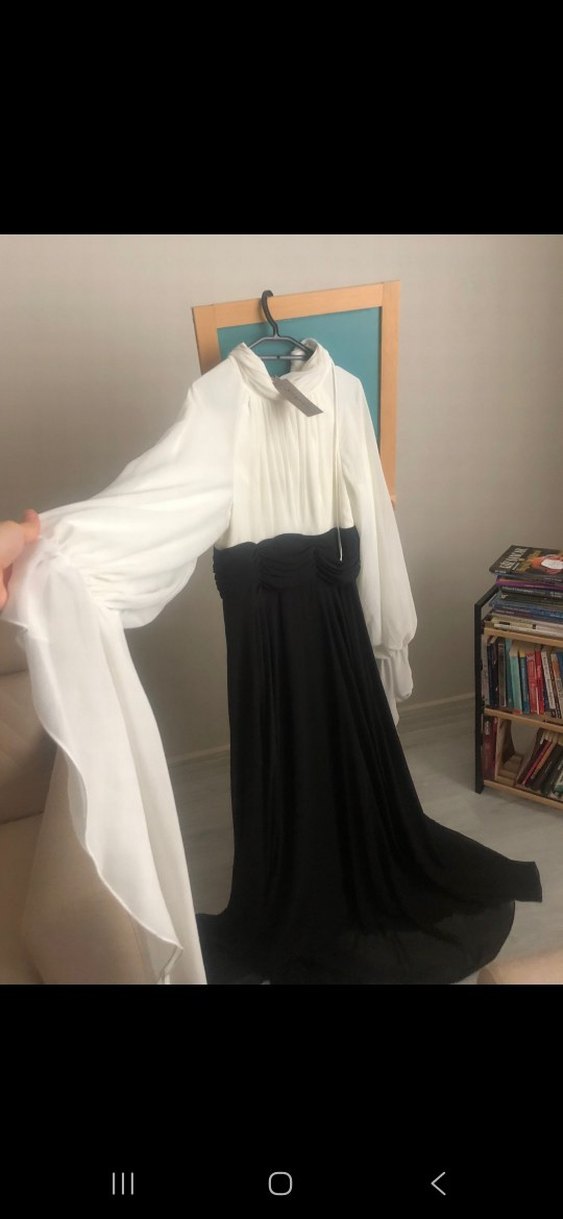 Uzun Kollu Beyaz ve Siyah Uzun Elbise - Görsel 2