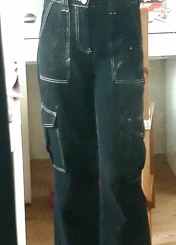 siyah dikiş detaylı kargo pantolon
