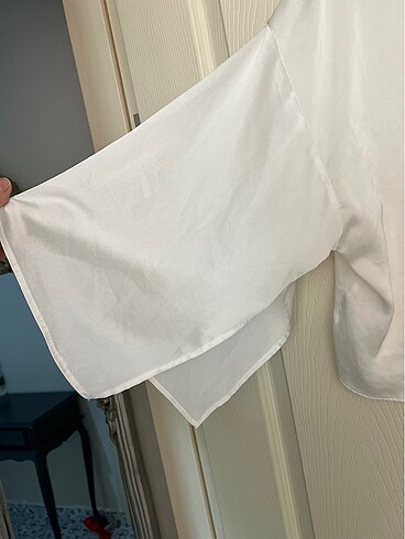 36 Beden beyaz Renk Saten krep dökümlü bağlamalı gömlek