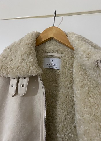 Stradivarius Krem Bej Kürklü Biker Mont - Görsel 10