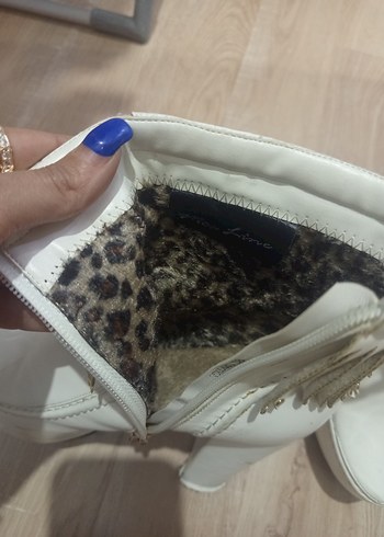 Beyaz Püsküllü Yüksek Topuklu Kadın Bot - Görsel 4