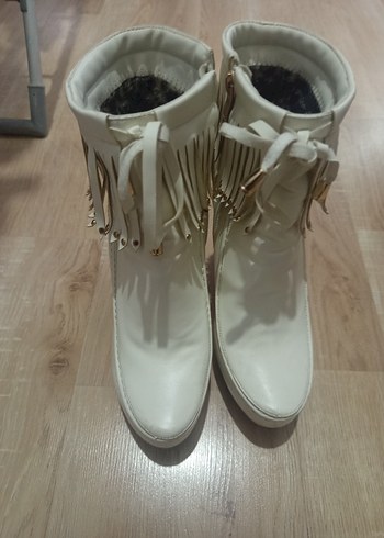 Beyaz Püsküllü Yüksek Topuklu Kadın Bot - Görsel 2