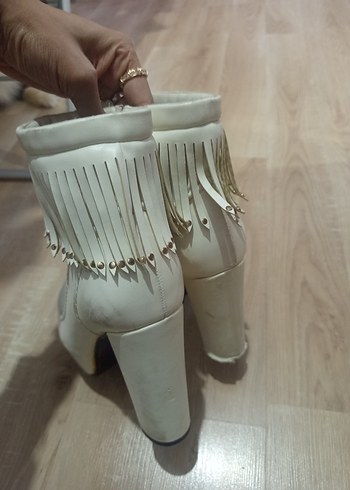 Beyaz Püsküllü Yüksek Topuklu Kadın Bot - Görsel 3