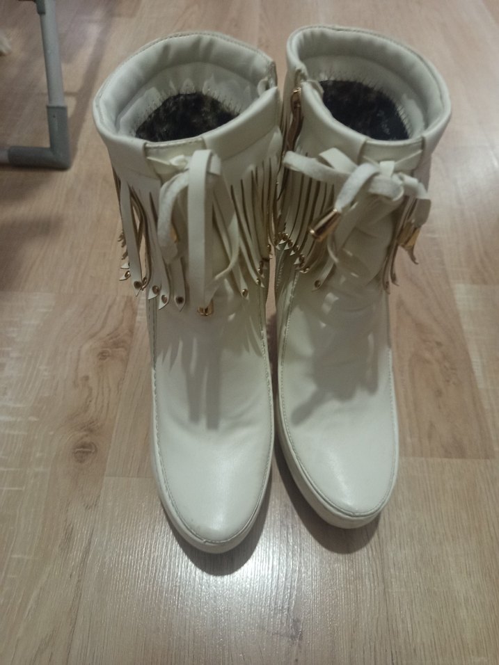 Beyaz Püsküllü Yüksek Topuklu Kadın Bot - Görsel 2