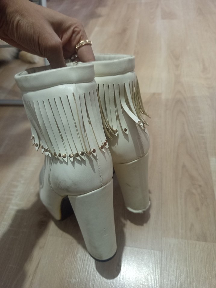 Beyaz Püsküllü Yüksek Topuklu Kadın Bot - Görsel 3