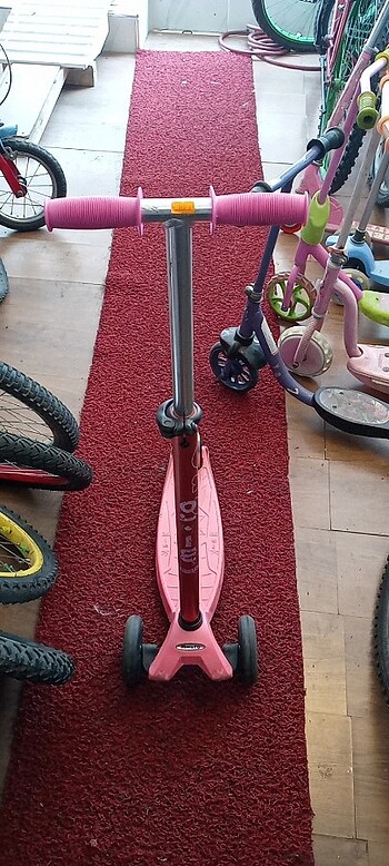 Pembe 3 tekerlekli Scooter