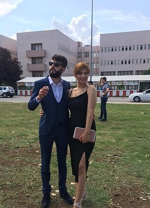 askılı yırtmaçlı elbise
