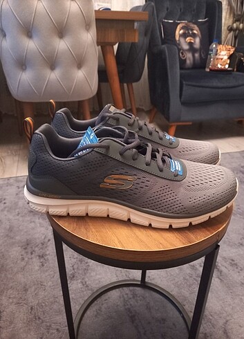 SKECHERS 