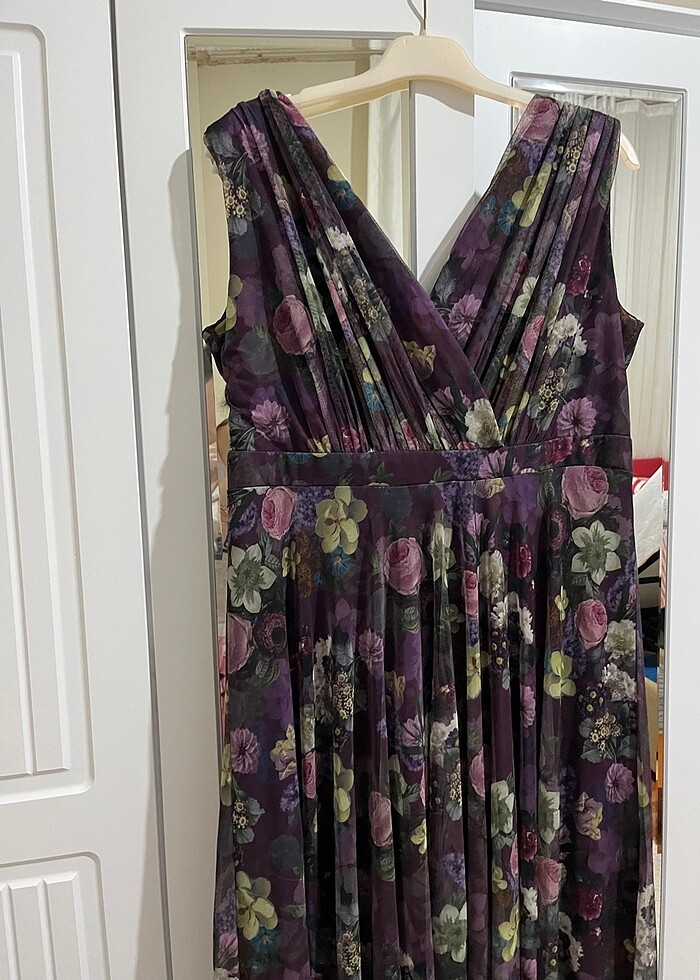 Mor çiçekli abiye elbise - Görsel 2