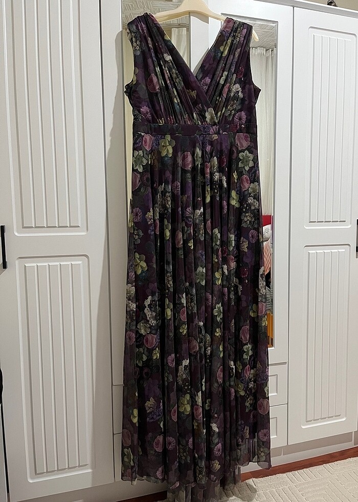 Mor çiçekli abiye elbise - Görsel 3