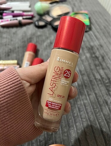 Rimmel london fondöten 200 soft beige