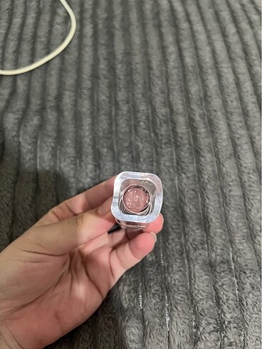 Beden Loreal color riche shine ruj 642