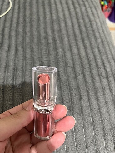 Beden Loreal color riche shine ruj 112