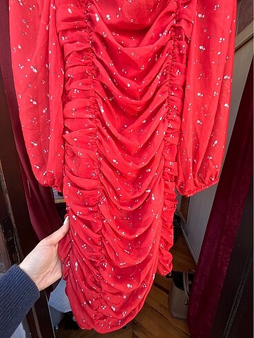 Kırmızı çiçekli drapeli elbise