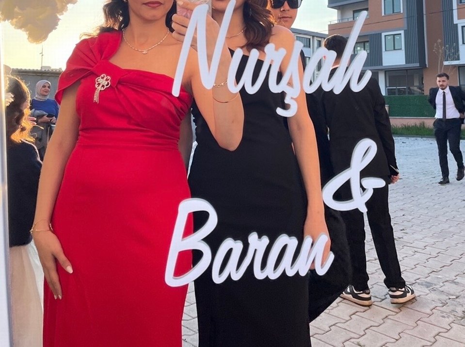 Kırmızı Tek Omuz Broş Detaylı Yırtmaçlı Uzun Abiye Elbise S Bede - Görsel 2