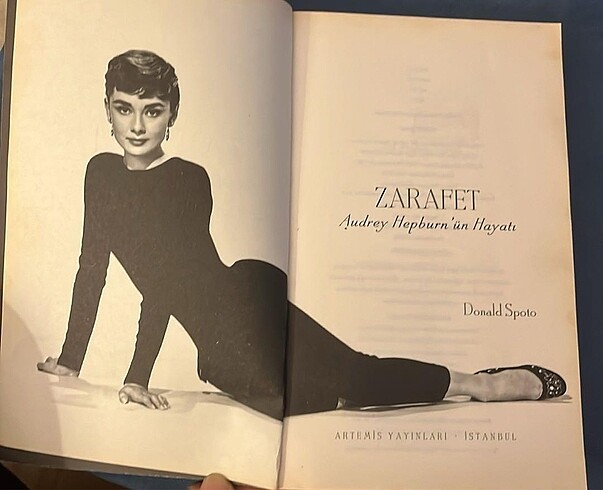 Audrey Hepburn biyografi romanı Zarafet