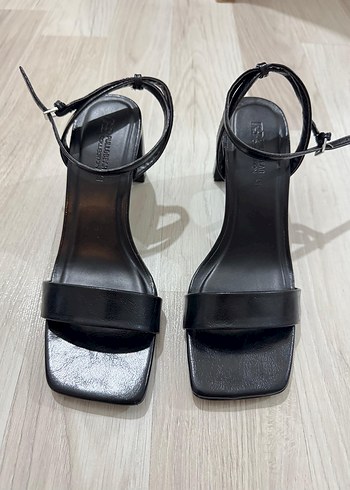 Siyah Minimalist Tokalı Topuklu Kadın Sandalet