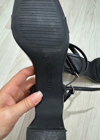 Pull and Bear Siyah Minimalist Tokalı Topuklu Kadın Sandalet