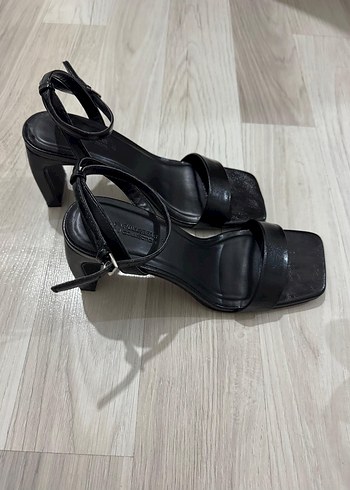 37 Beden Siyah Minimalist Tokalı Topuklu Kadın Sandalet