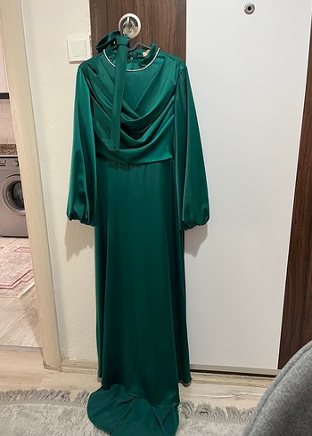 38 Beden Uzun kollu yeşil saten elbise