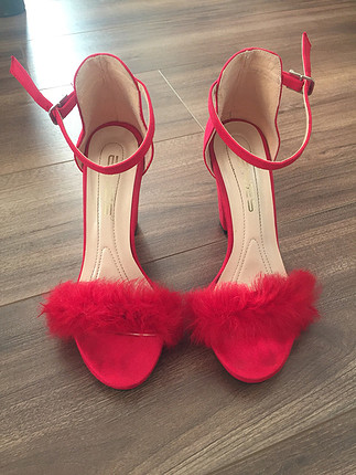 Kırmızı tüylü topuklu ayakkabı 