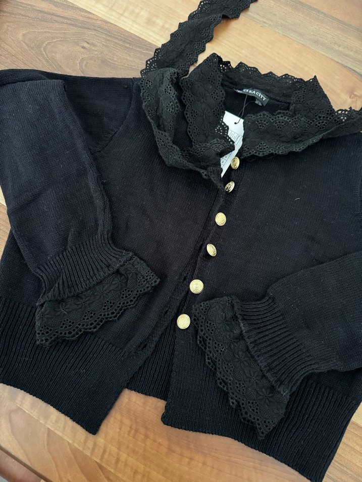 Düğmeli Siyah Dantelli Kadın Hırka - Görsel 3