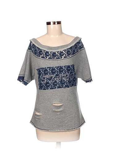 Diğer T-shirt %70 İndirimli.