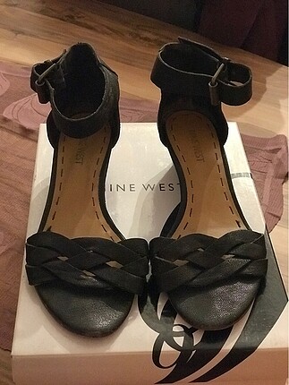 Nine west kısa topuklu bilekten bağlamalı sandalet