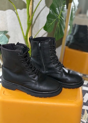 Siyah çocuk bot