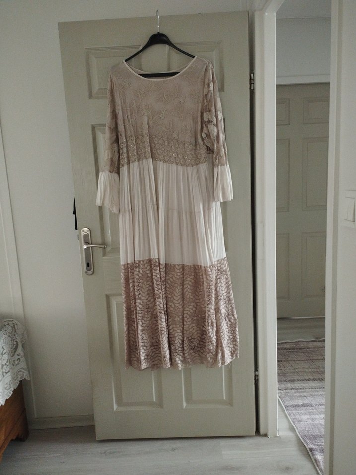 İtalyan dantel Detaylı Bej Uzun Bohem Elbise - Görsel 3