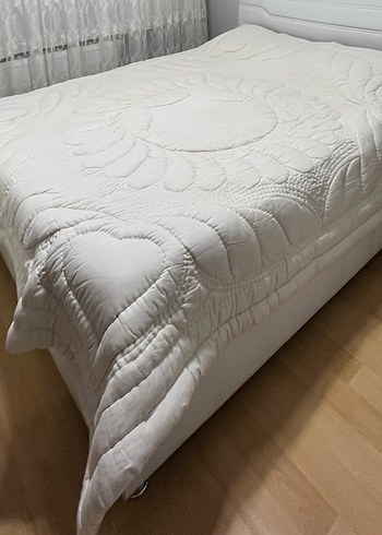 İşlemeli Beyaz Parlak Yorgan - Görsel 5