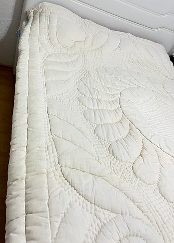 İşlemeli Beyaz Parlak Yorgan - Görsel 8