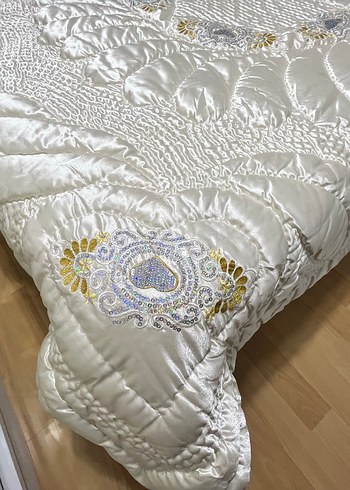 İşlemeli Beyaz Parlak Yorgan - Görsel 3