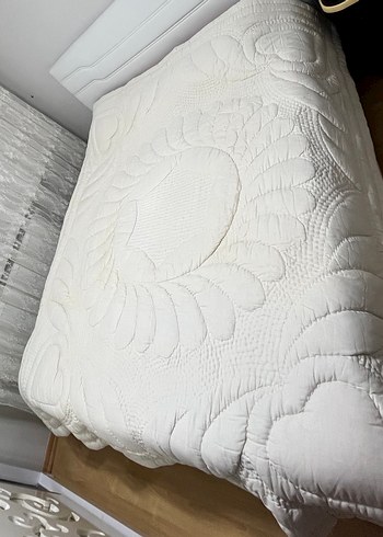 İşlemeli Beyaz Parlak Yorgan - Görsel 9