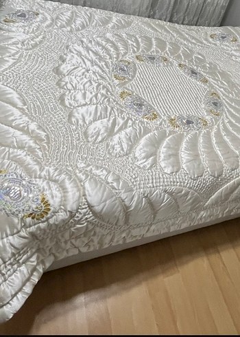 İşlemeli Beyaz Parlak Yorgan - Görsel 2