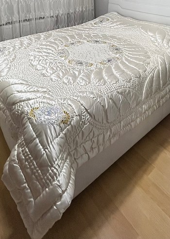 İşlemeli Beyaz Parlak Yorgan - Görsel 4