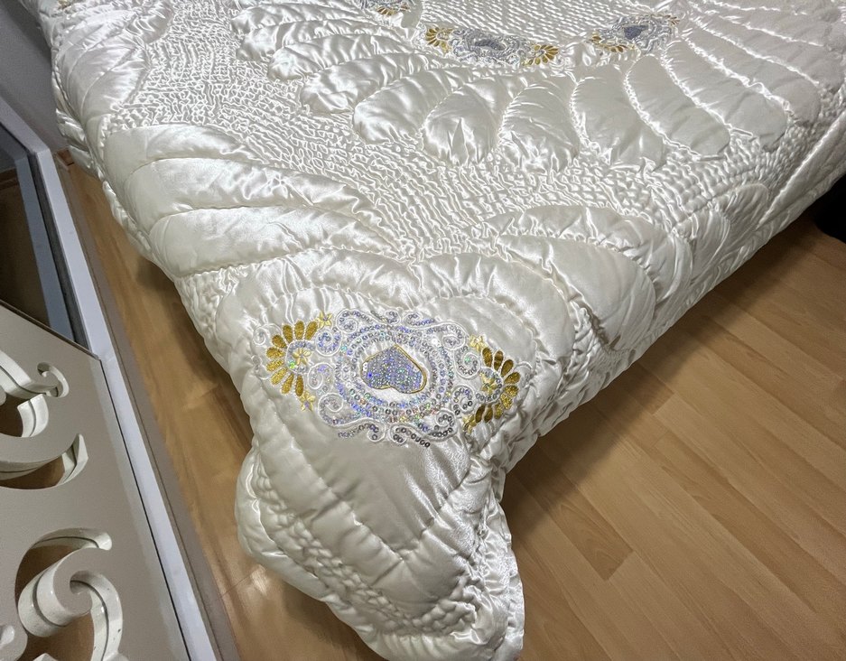 İşlemeli Beyaz Parlak Yorgan - Görsel 3