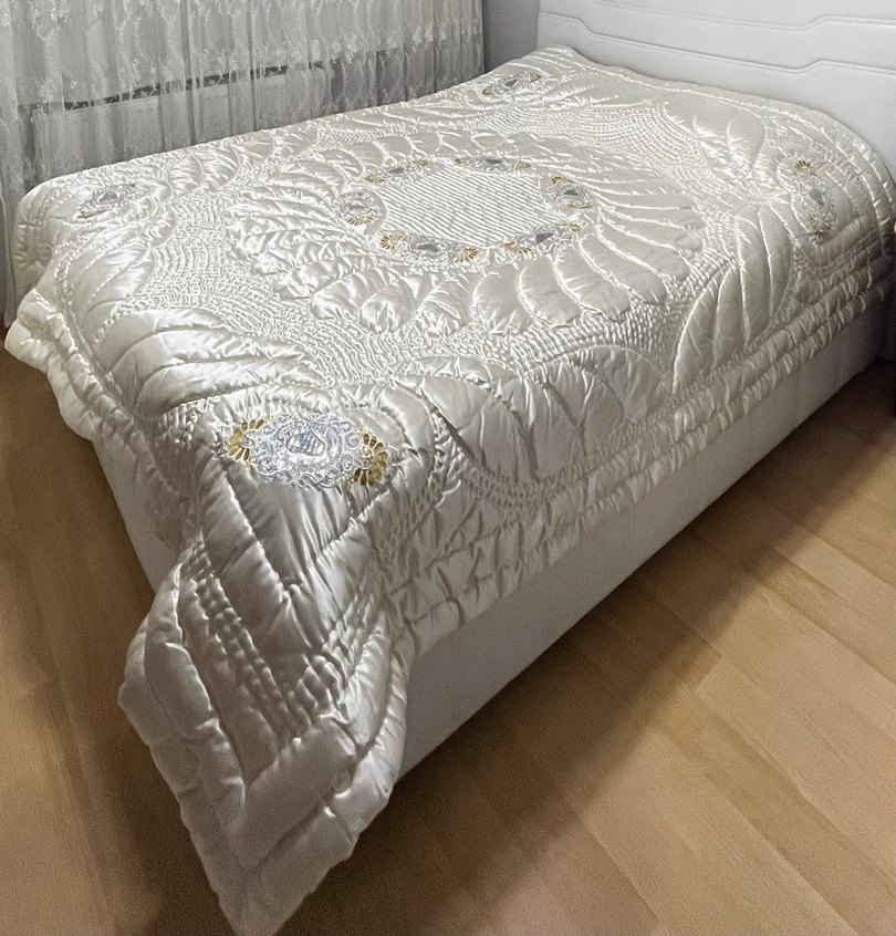 İşlemeli Beyaz Parlak Yorgan - Görsel 4