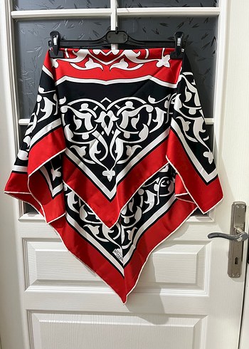 Kırmızı Siyah Desenli Kadın Eşarp - Görsel 3