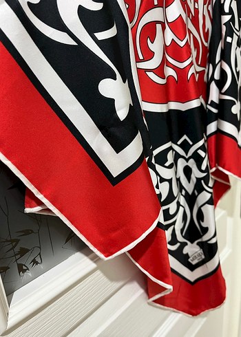 Kırmızı Siyah Desenli Kadın Eşarp - Görsel 2