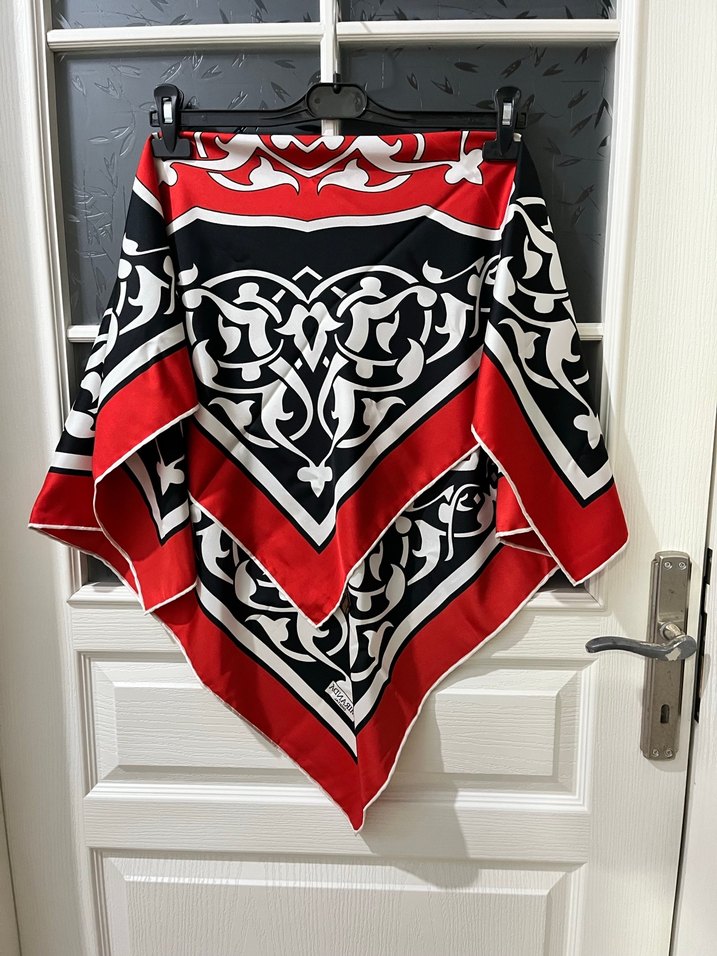 Kırmızı Siyah Desenli Kadın Eşarp - Görsel 3