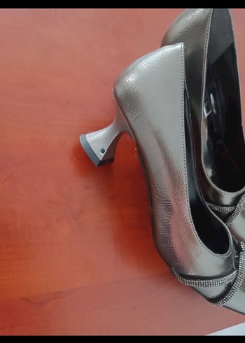 Kemer Detaylı Gri Stiletto Kadın Topuklu Ayakkabı - Görsel 5