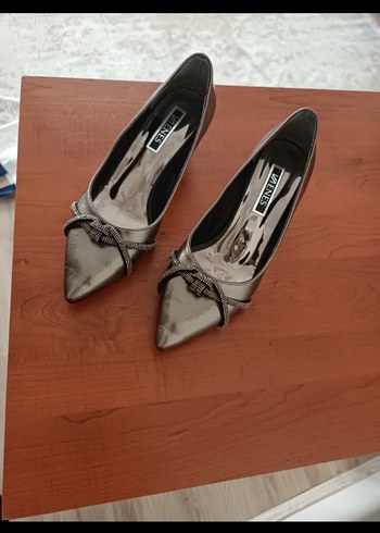 Kemer Detaylı Gri Stiletto Kadın Topuklu Ayakkabı - Görsel 4