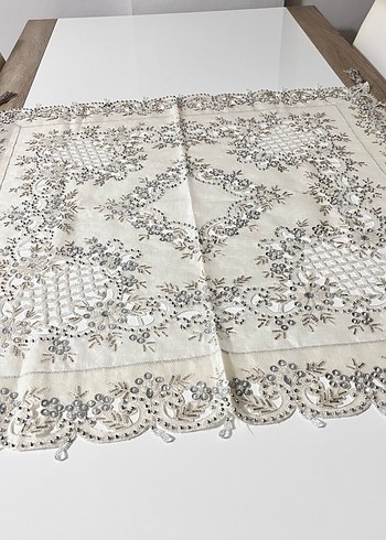 Gri Nakışlı Beyaz Masa Örtüsü - Görsel 2