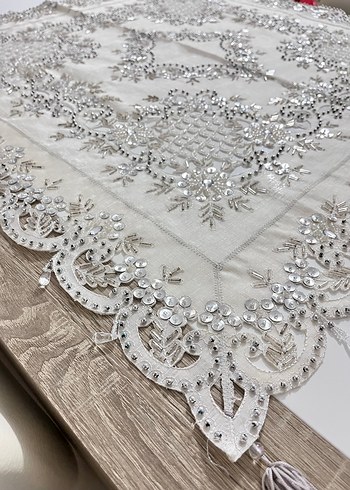 Gri Nakışlı Beyaz Masa Örtüsü - Görsel 4