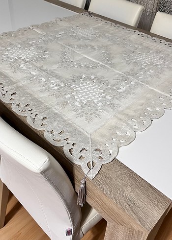 Gri Nakışlı Beyaz Masa Örtüsü - Görsel 3