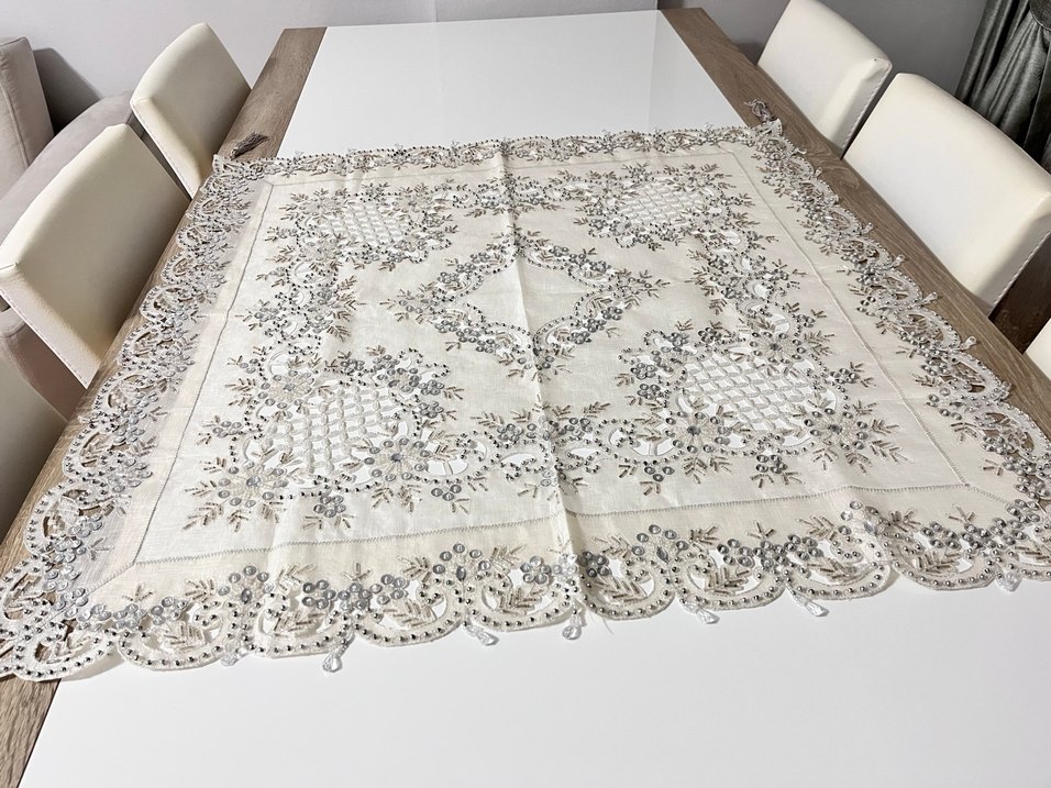 Gri Nakışlı Beyaz Masa Örtüsü - Görsel 2